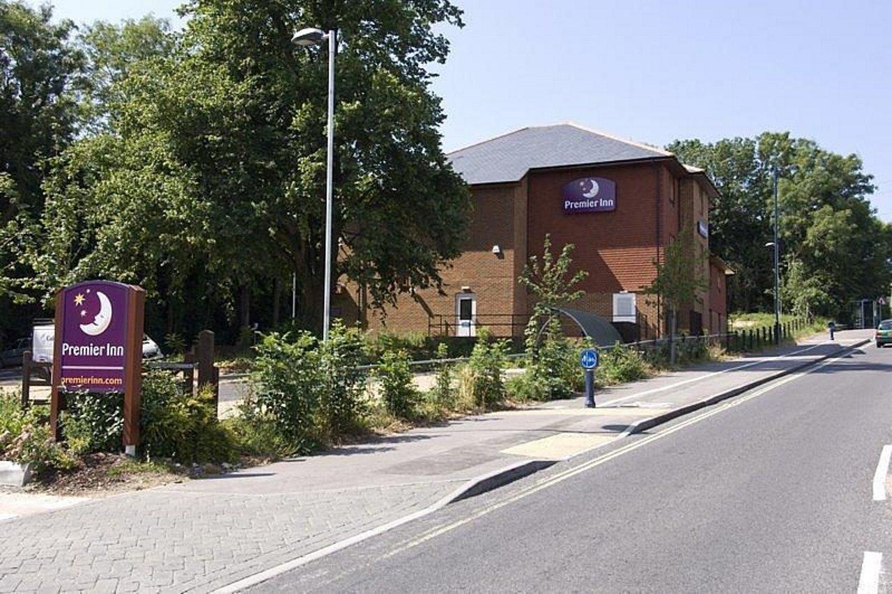 Horndean Premier Inn Portsmouth מראה חיצוני תמונה