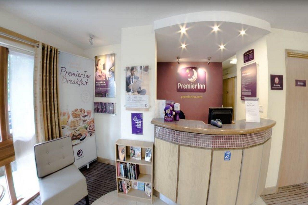 Horndean Premier Inn Portsmouth מראה חיצוני תמונה