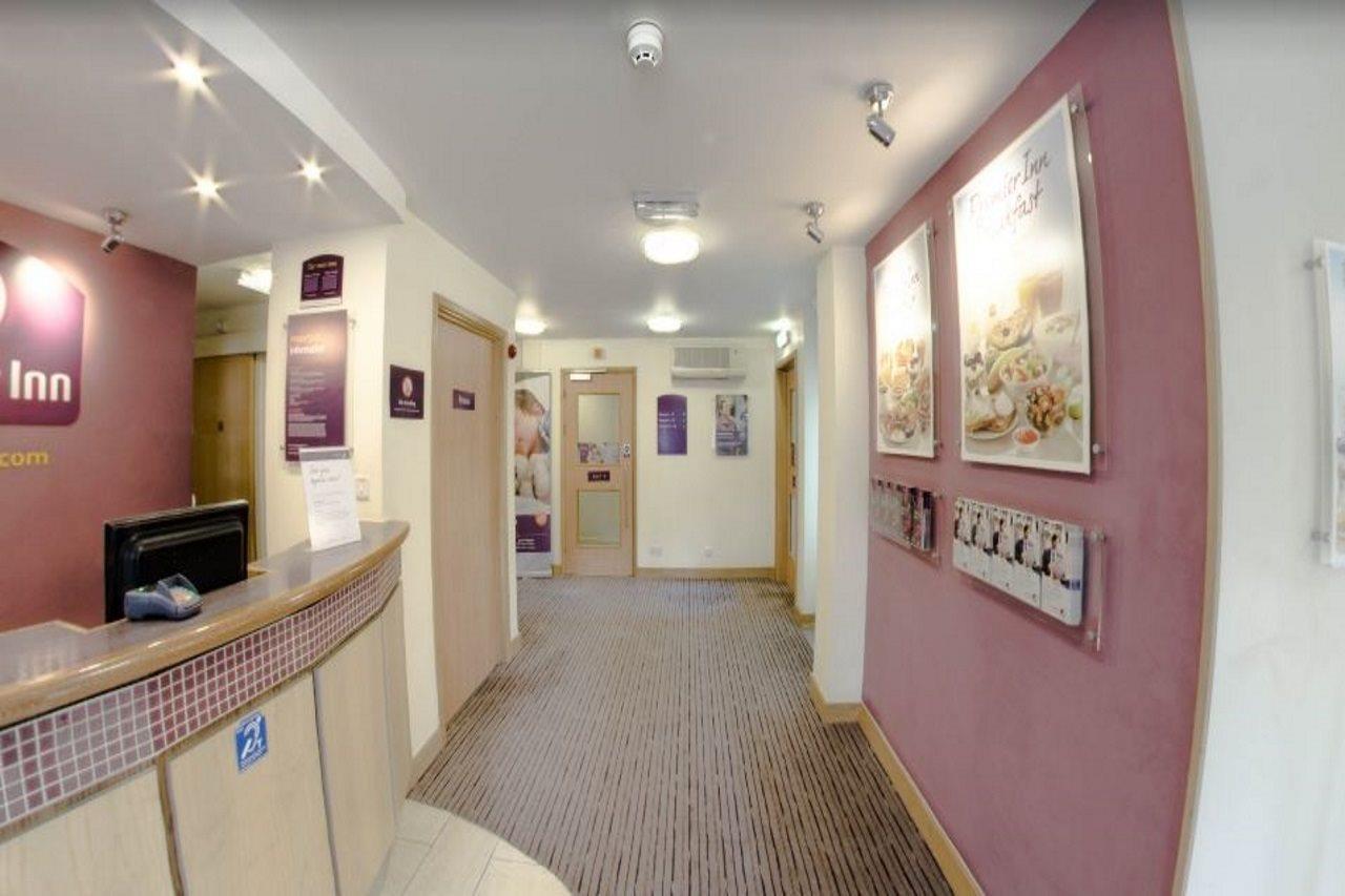 Horndean Premier Inn Portsmouth מראה חיצוני תמונה