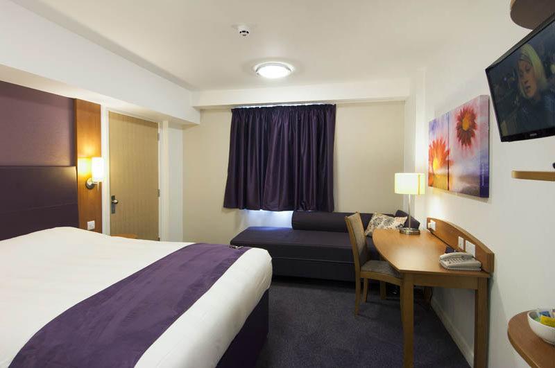 Horndean Premier Inn Portsmouth מראה חיצוני תמונה