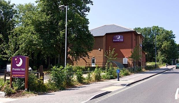 Horndean Premier Inn Portsmouth מראה חיצוני תמונה